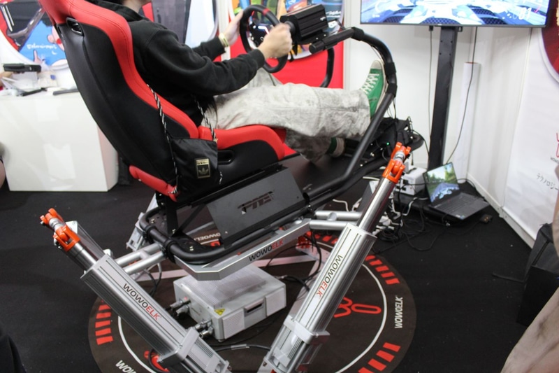 動作中の様子。6軸のシリンダがそれぞれ動作し、前後左右に駆動する