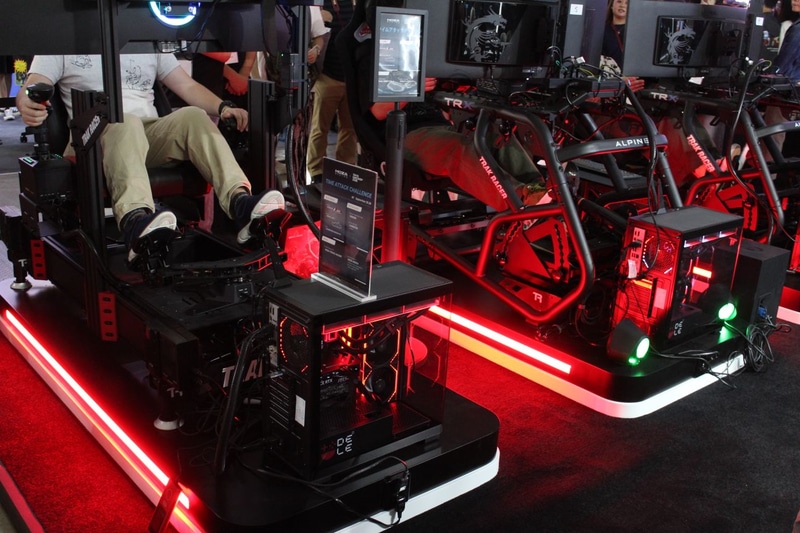 Moza Racingが出展していたシート。4軸の上に土台を置くタイプ。左: フライトシミュレータ構成、右: レースゲーム構成