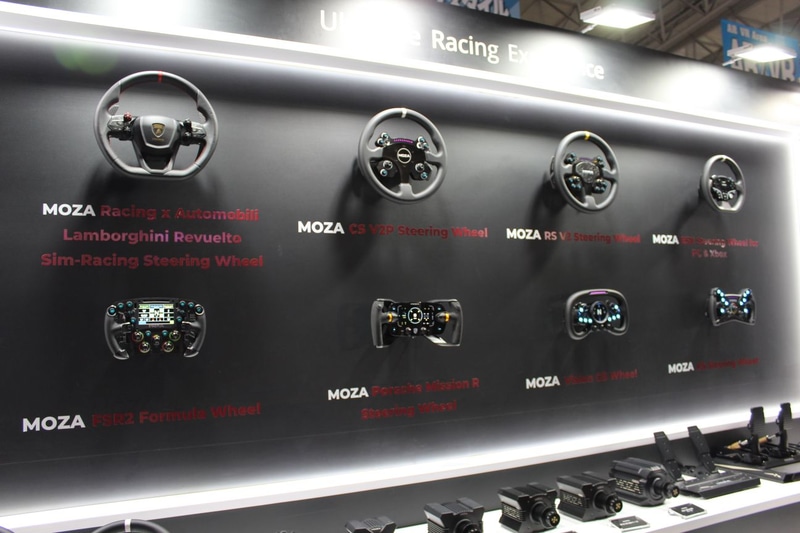 ハンドルなどの周辺機器も多数出展