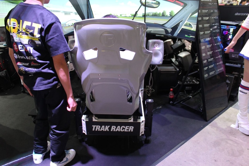 今回初出展のDELEが展示していたレーシングシート。座席が稼働するモデルはモニターやPC等セットで240万程で販売されている