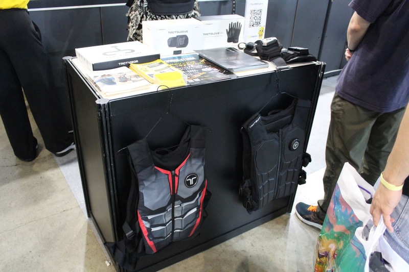 bHapticsが出展する触覚フィードバックデバイス「TACTSUIT」シリーズ。ME01と同じくベストおよびアームバンド2本の構成