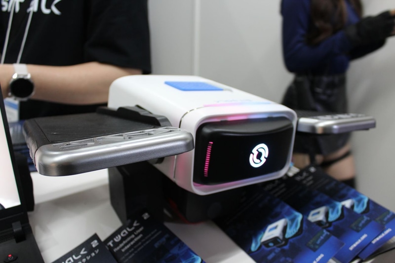 SitWalk2本体、フットペダルを備えた自走ユニット