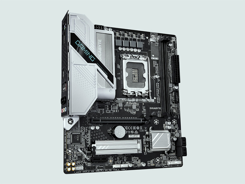 Intelの最新CPU対応マザーボードも、低価格なモデルはある。写真はIntel H810を搭載したGIGABYTEのmicroATX対応マザーボード「<a href="https://www.gigabyte.com/jp/Motherboard/H810M-GAMING-WIFI6" class="n" target="_blank">H810M GAMING WIFI6</a>」で、実売価格は1万4,000円前後