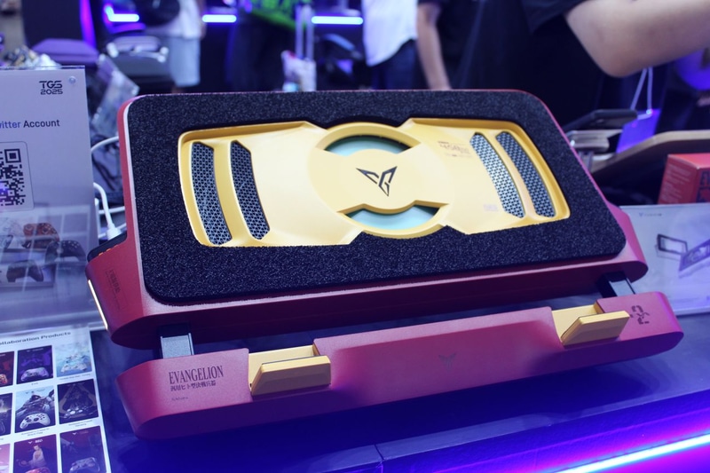 2号機デザインのノートPCクーラー。国内販売未定