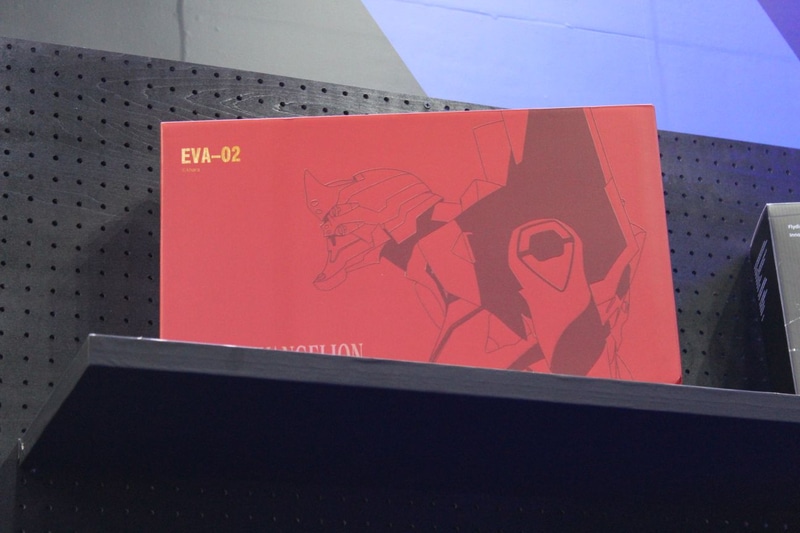 ブースの天井近くに展示されていた、詳細不明のパッケージ