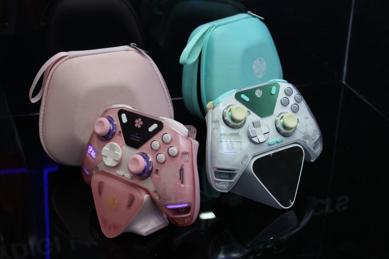 国内未発売モデル。左: 「原神」コラボモデル、右: 「崩壊：スターレイル」コラボモデルと思われる