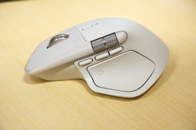 触覚フィードバックセンスパネルは左側面に装備