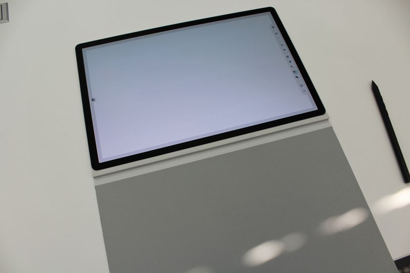 カバーは本体下部にマグネットで装着する