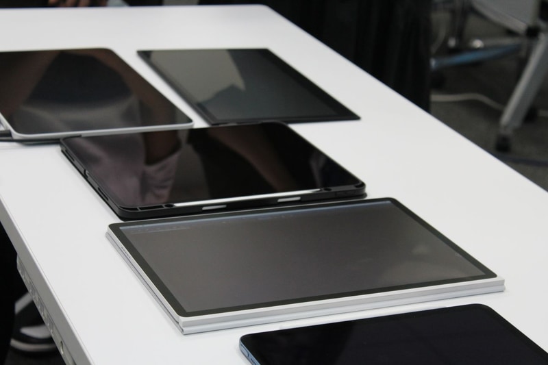 下から2番目のタブレットがMovinkPad Pro 14。他社製品と比較し、反射が押さえられている