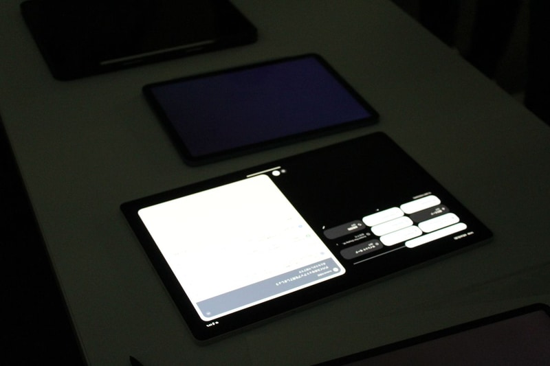 下のタブレットがMovinkPad Pro 14。バックライトによる光の漏れ出しがなく、深い黒を表現できる