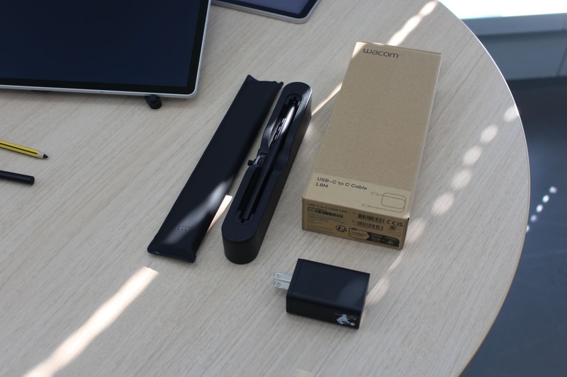 オプションのUSB Type-Cケーブル(箱)、USB充電器、ペン用クレードル