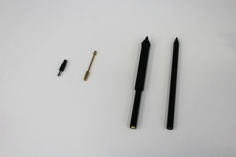 右端がMovink Pro 14付属のペン。太くするグリップオプション、重量や重心を調整する重りオプションなどが提供される