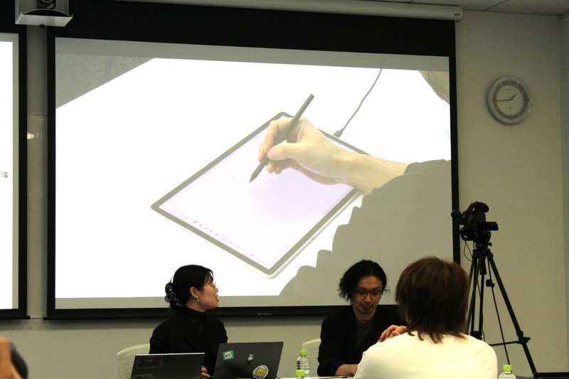 イラストレーターのサイトウユウスケ氏が登壇、MovinkPad Pro 14を用いたイラスト制作の様子を実演した