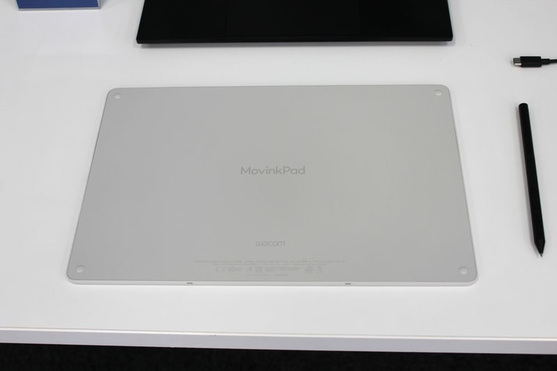 背面。平置きした際に邪魔にならないよう、カメラなどの突起がないフラットな作りになっている