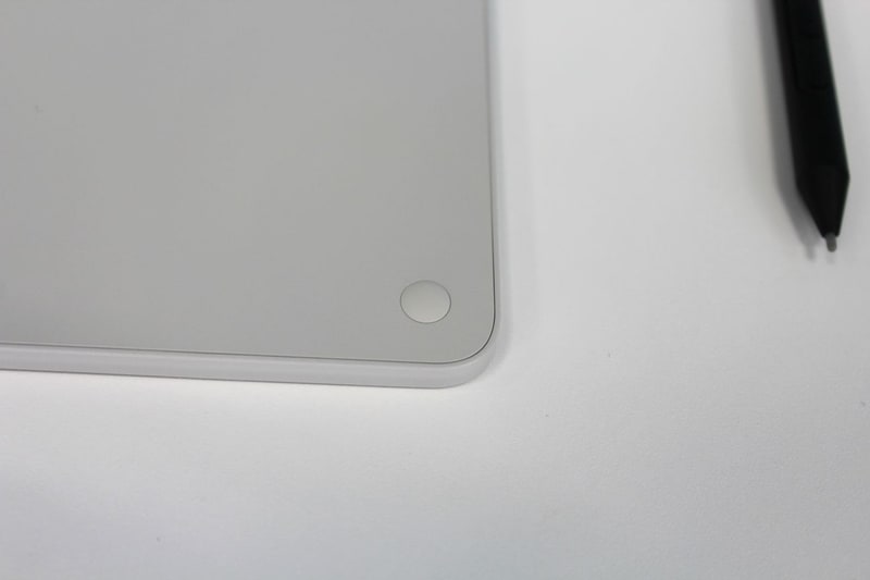 背面四隅にはゴム脚が設けられている