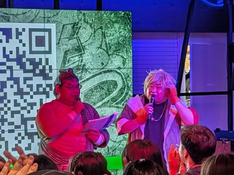 オフライン会場でのMCはNOモーションの2人が務めた