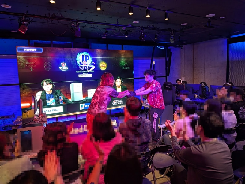 えいたからcosaに向けて試合開始前の握手が行なわれていた