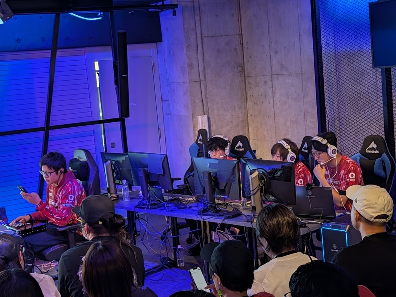 Saishunkan SOL 熊本のインターバルは全員が席を動かず、ボイスチャットを使ったアドバイスが行なわれていた。どのチームもインターバルになると選手たちが集まって会話するシーンが見られたが、恐らく会話内容を相手チームに聞かれないようにする戦術と思われる