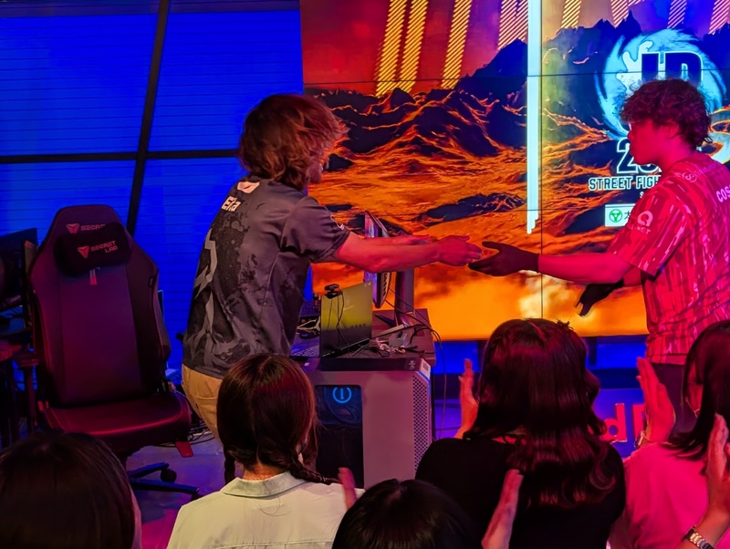 配信でストーム久保氏も指摘していたが、試合に負けた後、cosaがえいたに向かって握手を求めており、お互いの健闘を讃えるいいシーンだった