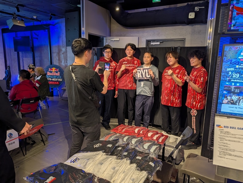 試合終了後はファンたちとの撮影などファンサービスが行なわれていた