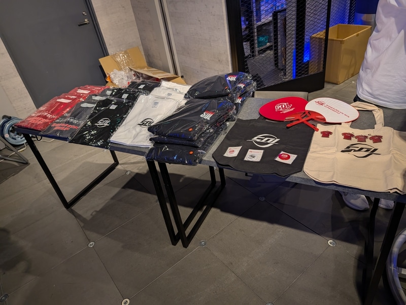 Saishunkan SOL 熊本の物販の様子。Tシャツの種類が多かったり、靴下などアイテムのバリエーションが豊富