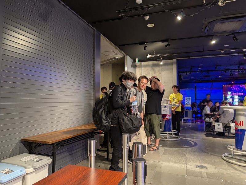 帰宅時にパブリックビューイング中の観客たちに声を掛けて去っていくCAG OSAKAのメンバーたち