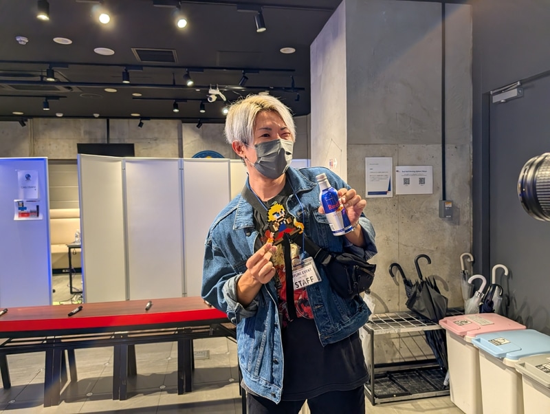 会場にはストリートファイターシリーズではお馴染みの強豪プレイヤーであり、アーティストの歌広場淳氏が応援に訪れていた。歌広場氏は過去にフェンりっちから指導を受けていたこともあってか、CAG OSAKAを全力応援していた