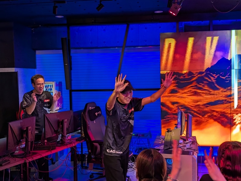 勝利の勢いでファンたちとハイタッチする高木