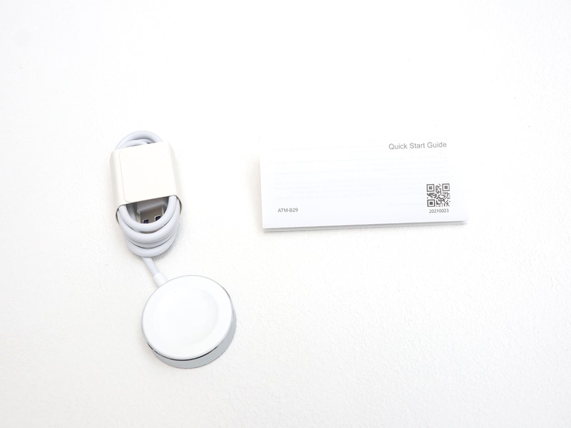 付属の充電器は専用。形状はApple Watchのものと似ておりお互いマグネットでひっつくが、互換性はなく充電はできない