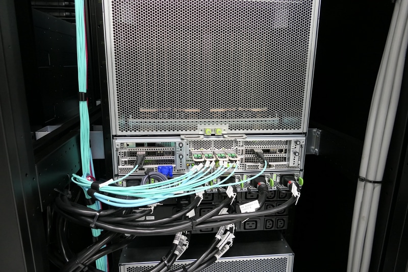 NVIDIA Quantum InfiniBandの高速ネットワークで接続