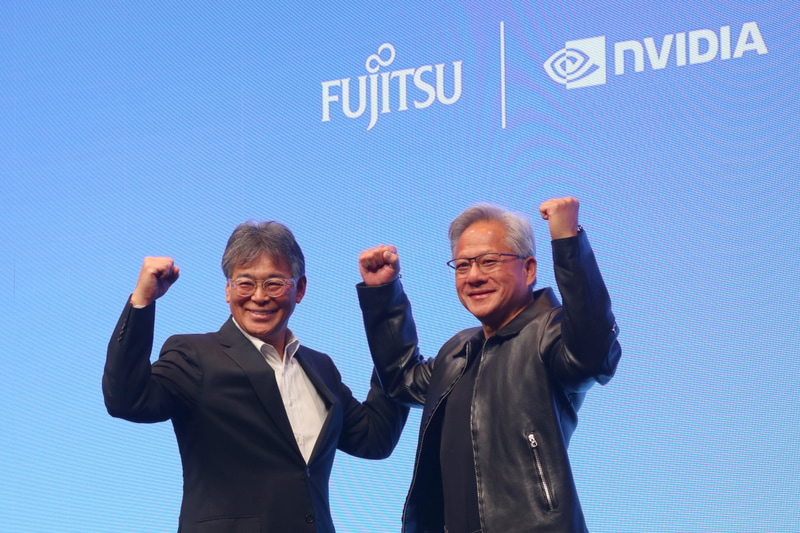 富士通の時田隆仁氏(左)とNVIDIAのジェンスン・フアン氏(右)