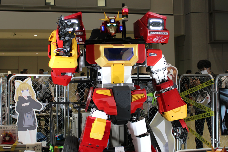 会場で動作を実演中の動く巨大メカ