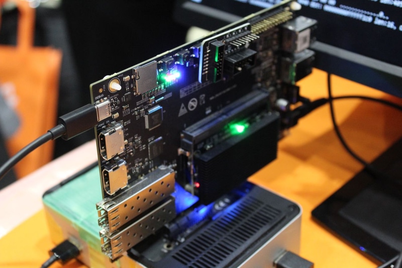 キオクシアが展示する自作SSD基板