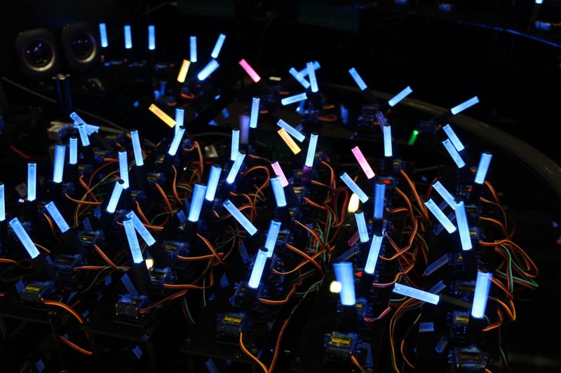 ライブ会場でのサイリウムの動きを数理モデルで表現した再現装置