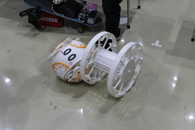 床を転がっていたロボットとパンジャンドラム