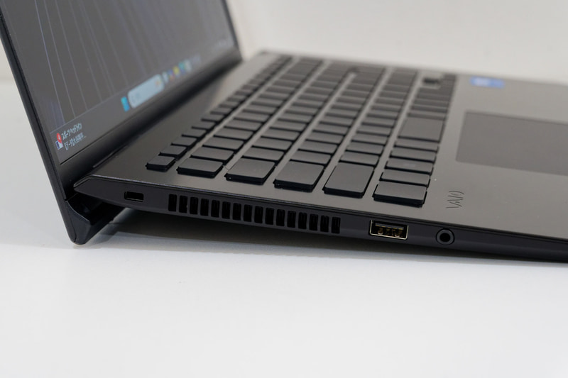 左側面にUSB 5Gbpsとヘッドセット端子