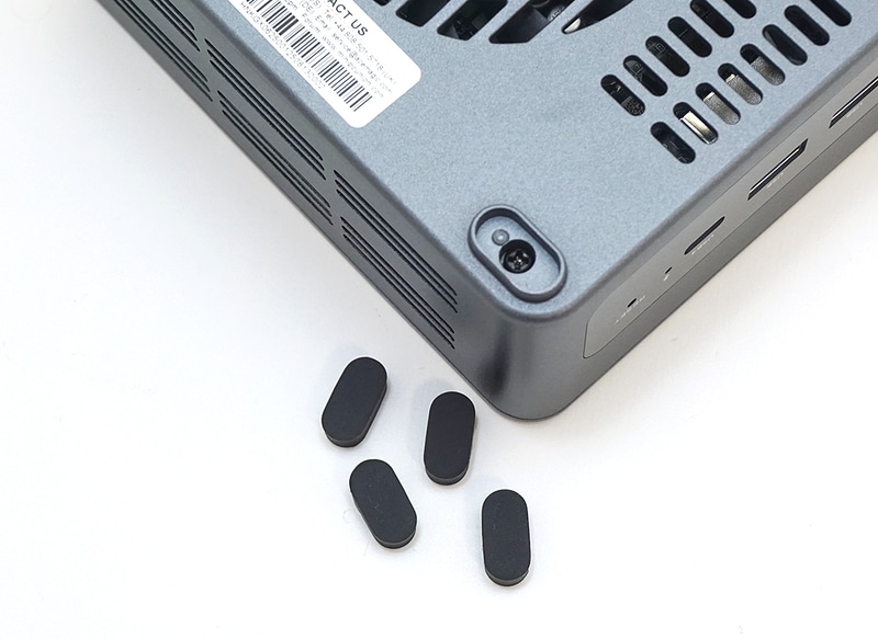 底面のゴム足を剥がして内部のネジ穴にアクセスできるようにする