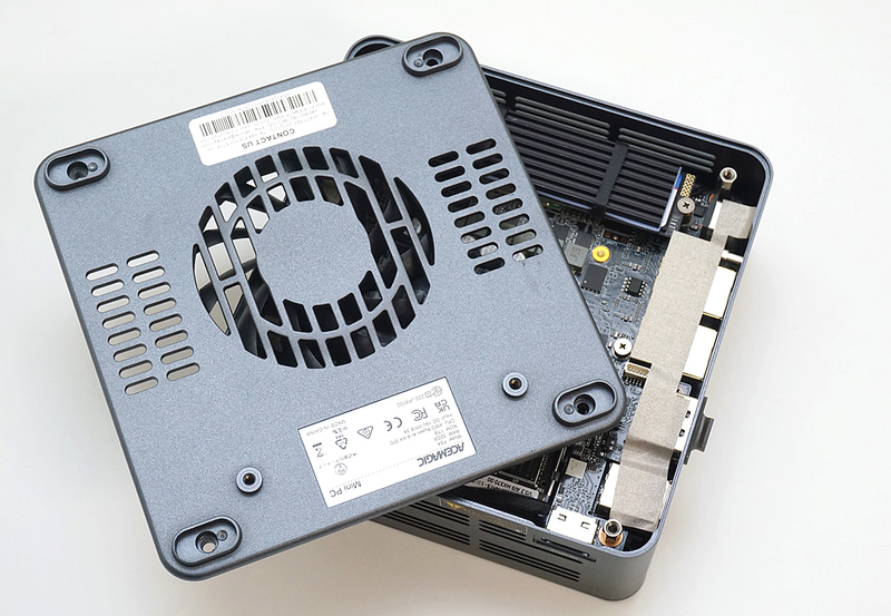 ネジを外せばこのように底面のプレートも外せるようになる