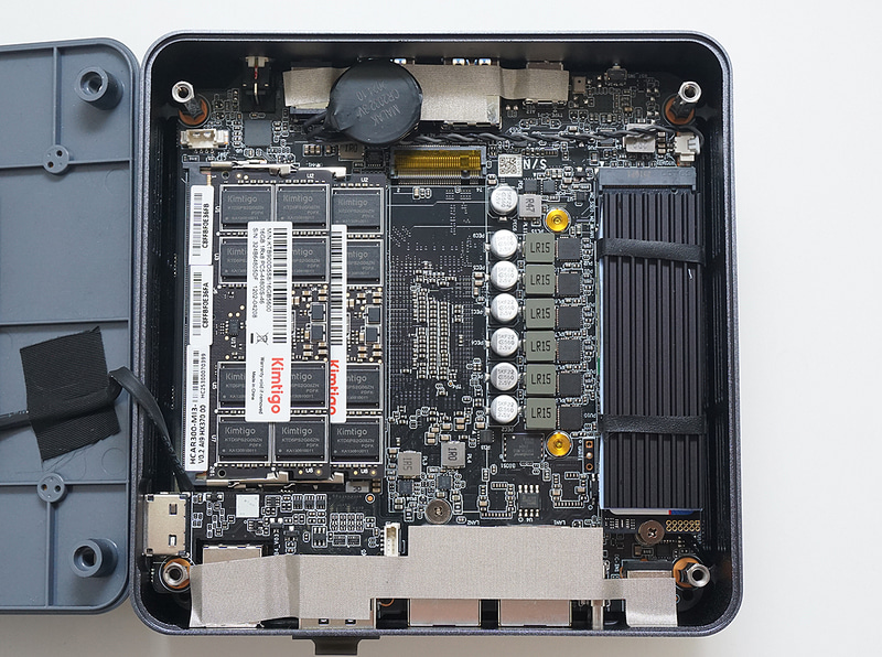 メモリスロットは2基ともに利用済みで、M.2スロットは中央に1基分の空きスロットがある