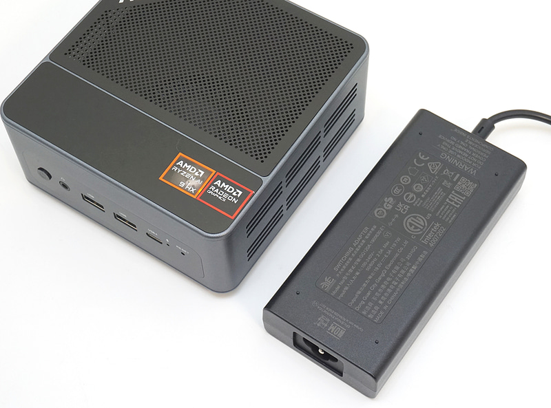 付属のACアダプタはやや大きめなタイプで、最大出力は120Wだった