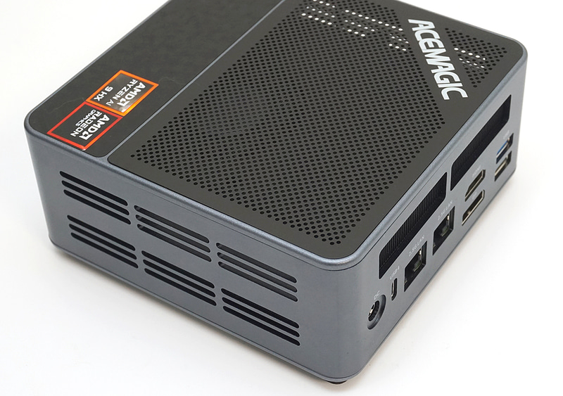 側面や天板には金属のフレームを採用