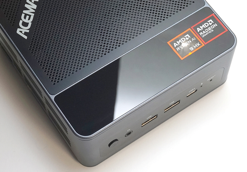 天板手前は鏡面仕上げのパネルがはめ込まれている