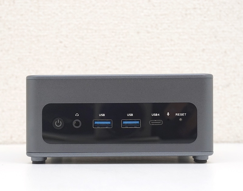 前面にはUSB 3.2 Gen 2やUSB4を装備