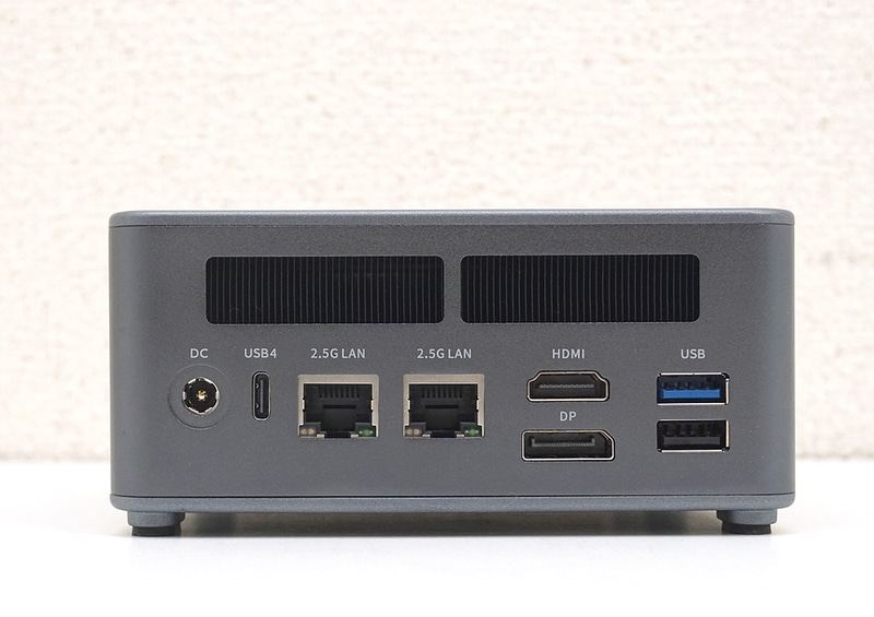 背面にはDisplayPortやHDMI、映像出力に対応するUSB4、2.5GbE対応の有線LANポートなどを備える