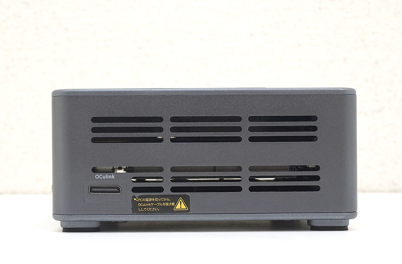 OCuLinkのそばには、「PCの電源を切った状態で着脱してほしい」という注意書きのシールが貼ってある