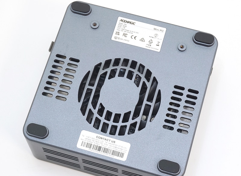 底面に大型のファンを搭載しており、メモリやM.2 SSDをしっかり冷却してくれる