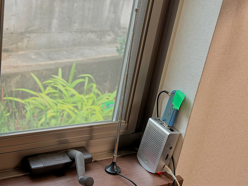 筆者の家で3年ほど動作させているRaspberry Pi 3 Model B+のADS-Bフィーダ。まだOSがDebian 10 busterベースということに気がつき、今回ADS-B Feederへ入れ替えを決意した