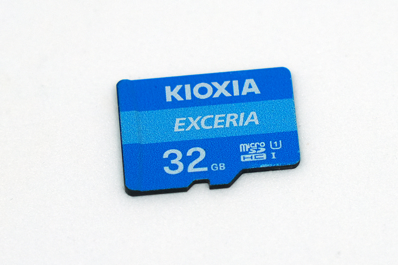 筆者の家の床に落ちていたKIOXIA EXCERIA 32GB