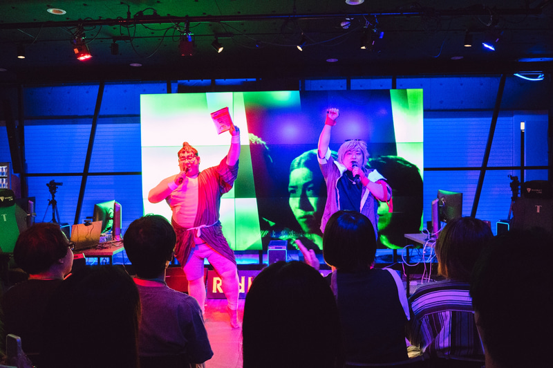 オフライン会場でのMCはNOモーションの2人となる(撮影: 志田彩香)