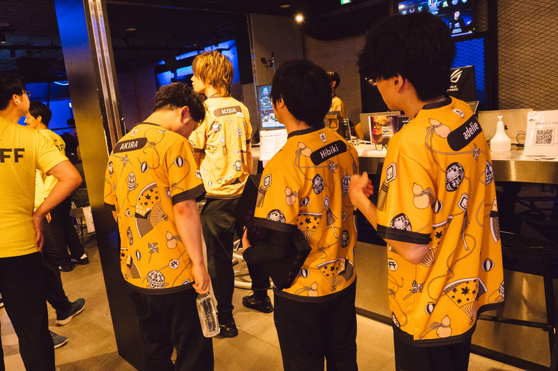 MCのNOモーションの2人の呼び込みで座席まで入場するので観客もテンションが上がる(撮影: 志田)